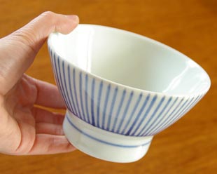 砥部焼・梅山窯 とくさ柄の茶碗(大)を手に持って