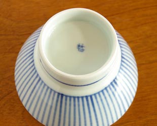 砥部焼・梅山窯 とくさ柄の茶碗(大)の底面