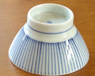 砥部焼・梅山窯 とくさ柄の茶碗(大)を伏せたところ