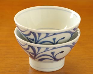 砥部焼・梅山窯 からくさの茶碗(小)を重ねて
