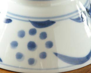 砥部焼・梅山窯 太陽の茶碗(大)の絵付け