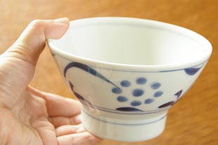 砥部焼・梅山窯 太陽の茶碗(大)を手に持って