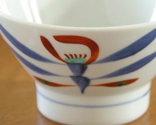 砥部焼・梅山窯 あか花の茶碗(大)の絵付け