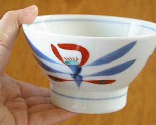 砥部焼・梅山窯 あか花の茶碗(大)を手に持って