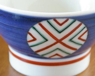 砥部焼・梅山窯 まるまどの茶碗(大)の絵付け