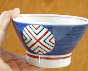 砥部焼・梅山窯 まるまどの茶碗(大)を手に持って