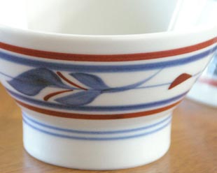 砥部焼・梅山窯 みつ葉の茶碗(大)の絵付け