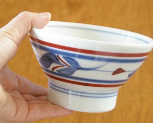 砥部焼・梅山窯 みつ葉の茶碗(大)を手に持って