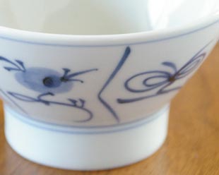 砥部焼・梅山窯 なずなの茶碗(大)の絵付け