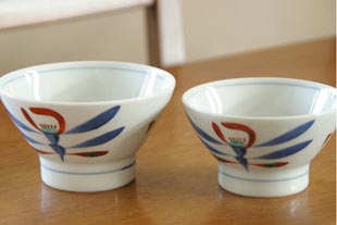 砥部焼・梅山窯 あか花の茶碗の大と小を比較して
