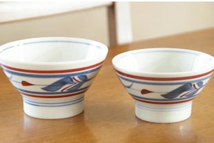 砥部焼・梅山窯 みつ葉の茶碗の大と小を比較して