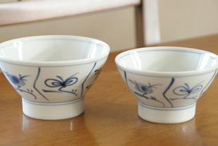 砥部焼・梅山窯 なずなの茶碗の大と小を比較して