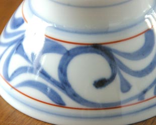 砥部焼・梅山窯 赤線からくさの茶碗(小)の絵付け