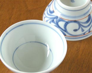 砥部焼・梅山窯 赤線からくさの茶碗(小)を上から見て