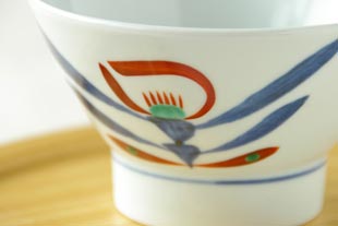 砥部焼　あか花の茶碗の絵付け