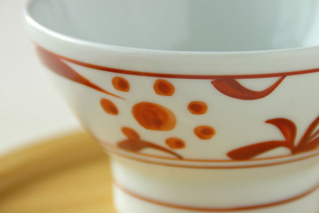 砥部焼 あか太陽の茶碗(小)の絵付け