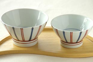 砥部焼・梅山窯 ごす赤せんの茶碗(大・小)の比較