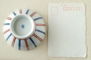 砥部焼 ごす赤せんの茶碗(小)をはがきと比較して