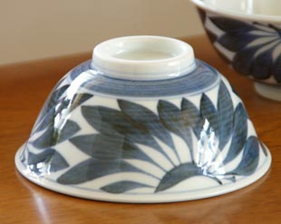 砥部焼・梅山窯 菊もようの反茶碗を伏せて