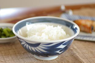 砥部焼・梅山窯 菊もようの反茶碗にごはんをよそって