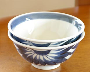 砥部焼・梅山窯 菊もようの反茶碗を重ねて
