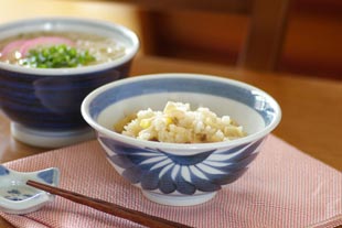 砥部焼・梅山窯 菊もようの反茶碗に炊き込みごはんをよそって