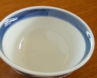 砥部焼・梅山窯 菊もようの反茶碗をうえから見て