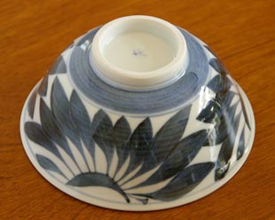 砥部焼・梅山窯 菊もようの反茶碗の底面