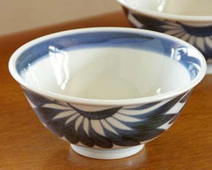 梅山窯 菊もようの反茶碗
