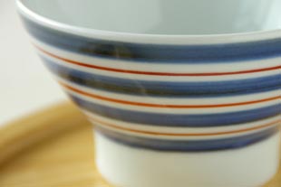 砥部焼 あい赤ラインの茶碗(小)