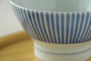 砥部焼 とくさ柄の茶碗(小)の絵付け