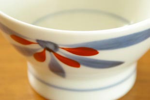 砥部焼・梅山窯 はなもようの茶碗(小)の絵付け