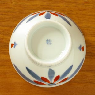 砥部焼・梅山窯 はなもようの茶碗(小)の底面