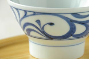 砥部焼 からくさの茶碗(小)の絵付け