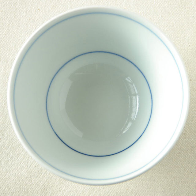 砥部焼 からくさの茶碗(小)を上から見たところ