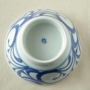 砥部焼 からくさの茶碗(小)の底面