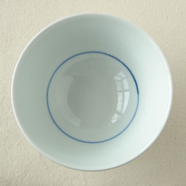 砥部焼 格子もようの茶碗(小)を上から見たところ