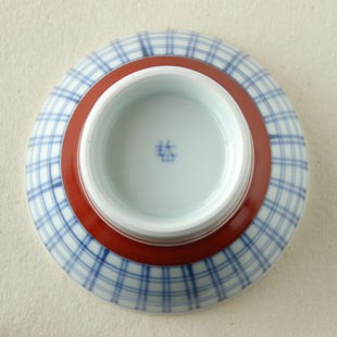 砥部焼 格子もようの茶碗(小)の底面