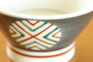 砥部焼・梅山窯 まるまどの茶碗(小)の絵付け