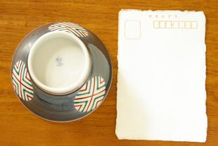 砥部焼・梅山窯 まるまどの茶碗(小)をはがきと比べて