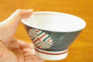 砥部焼・梅山窯 まるまどの茶碗(小)を手に持って