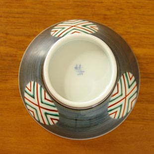 砥部焼・梅山窯 まるまどの茶碗(小)の底面