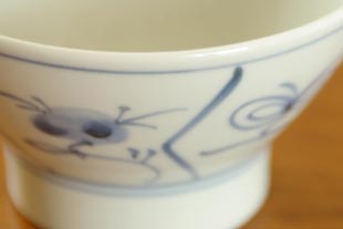砥部焼・梅山窯 なずなの茶碗(小)の絵付け
