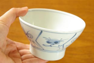 砥部焼・梅山窯 なずなの茶碗(小)を手に持って