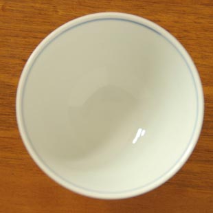 砥部焼・梅山窯 なずなの茶碗(小)を上から見て