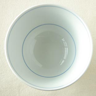 砥部焼　あか花の茶碗を上から見たところ