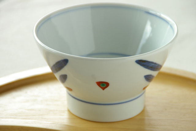 砥部焼　あか花の茶碗を横から見たところ