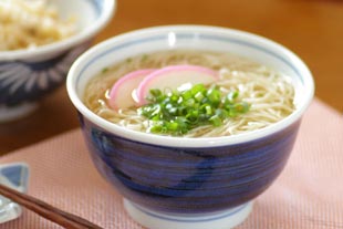 砥部焼・梅山窯 藍色の高台碗ににゅうめんを