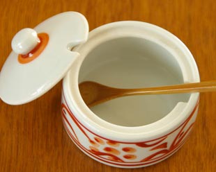 砥部焼・梅山窯 赤太陽の薬味入れの中