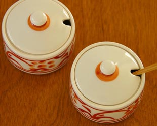 砥部焼・梅山窯 赤太陽の薬味入れを上から見て
